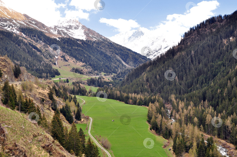 Скачать зеленая долина среди заснеженных горных вершин фотосток Ozero