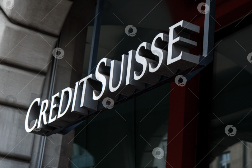 Скачать Вывеска Credit Suisse над входом в Цюрих фотосток Ozero