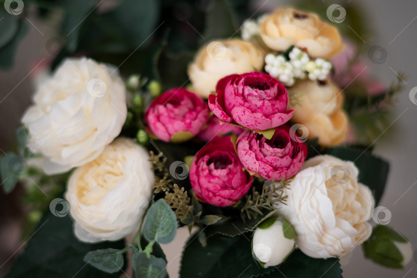 Скачать Яркий букет из роз, пионов и лютиков на цветочном фоне фотосток Ozero