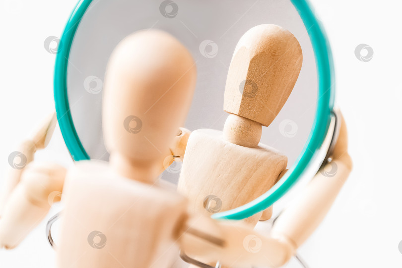 Скачать Деревянный манекен смотрит на свое отражение в зеркале фотосток Ozero