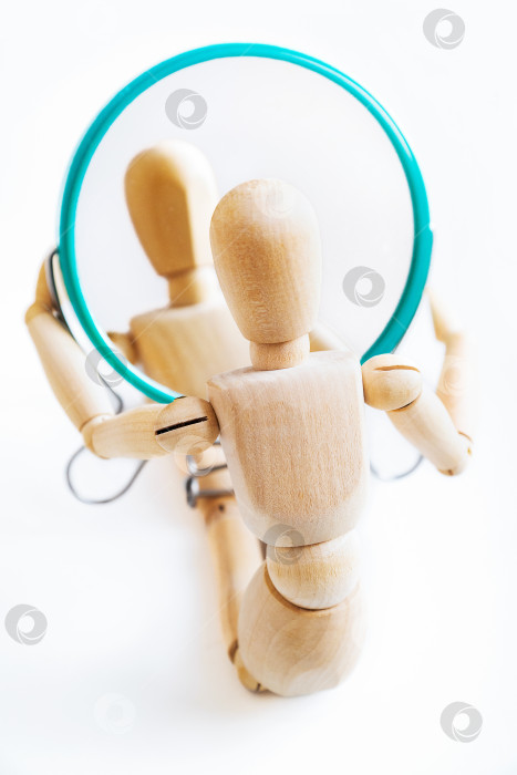 Скачать Деревянный манекен смотрит на свое отражение в зеркале фотосток Ozero