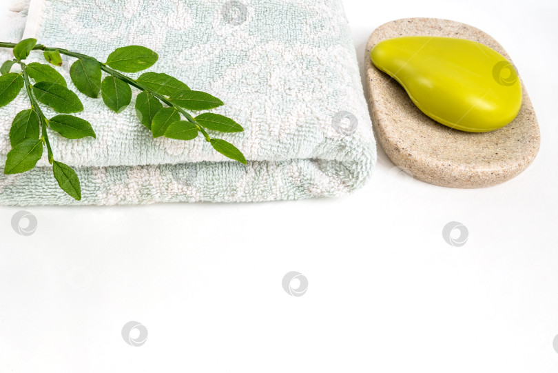 Скачать Банное полотенце и органическое мыло на подносе на белой поверхности стола фотосток Ozero