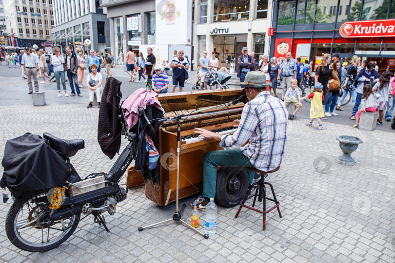 Скачать Уличный музыкант с передвижным пианино на колесах в Антверпене фотосток Ozero