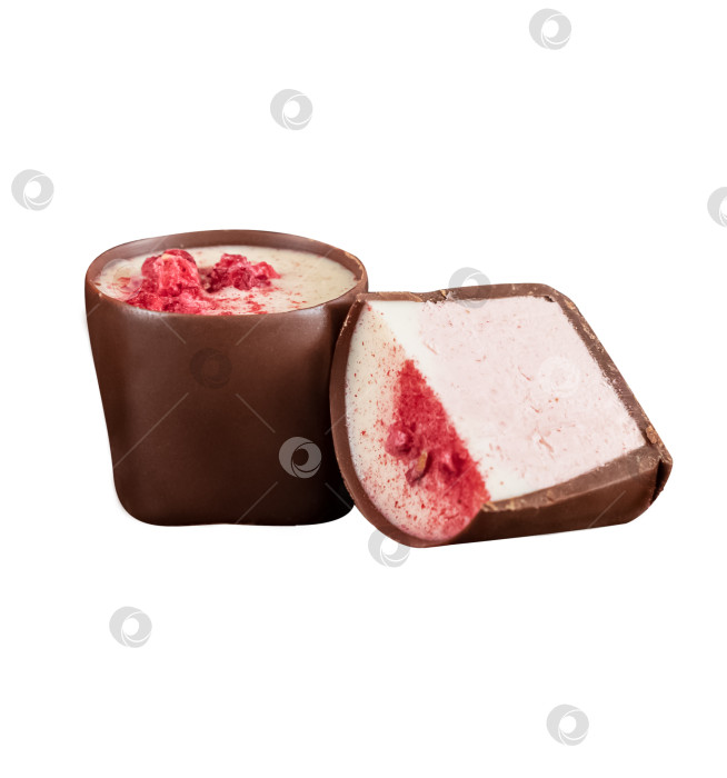 Скачать Две шоколадные конфеты с красной фруктовой посыпкой сверху, выделенные на белом фоне фотосток Ozero