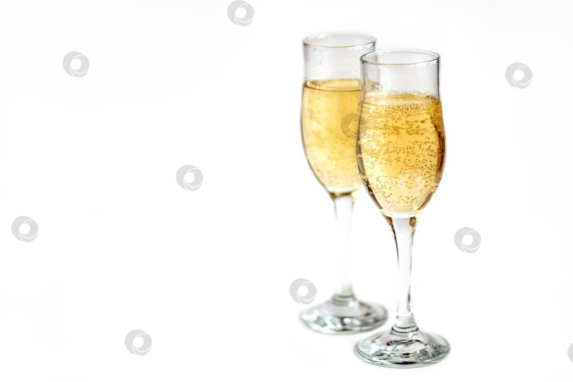 Скачать два бокала шампанского на белом фоне фотосток Ozero