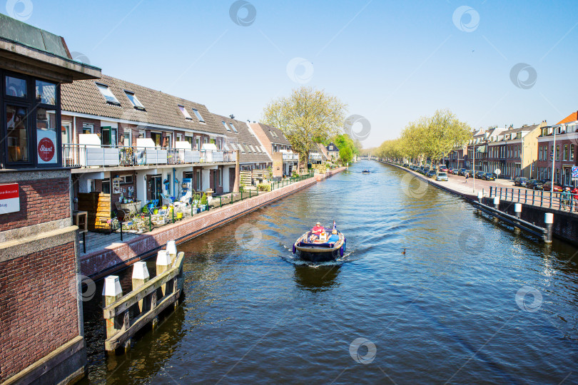 Скачать Моторная лодка на канале Рейн-Шие в Делфте, Южная Голландия, Нидерланды фотосток Ozero