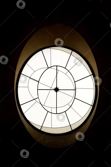Скачать Геометрическое окно круглой формы фотосток Ozero