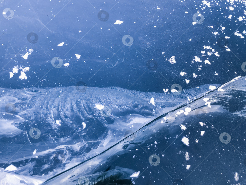 Скачать Узор в виде трещины во льду. Фон с текстурой замерзшей воды фотосток Ozero