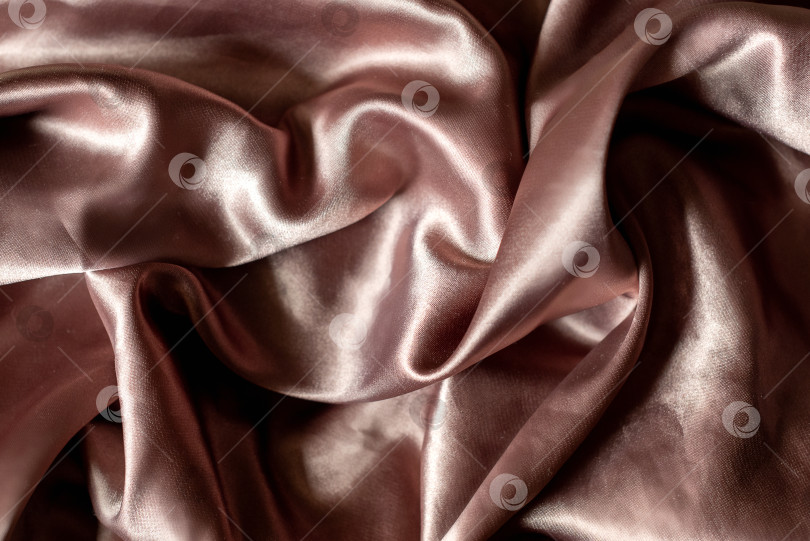 Скачать Мятая шелковая ткань бледно-розового цвета на текстильном фоне фотосток Ozero