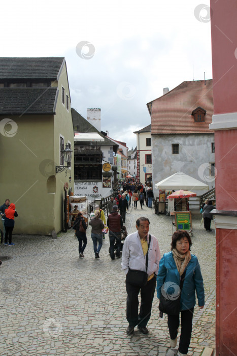 Скачать Туристы прогуливаются по улице со старыми зданиями в Чешском Крумлове фотосток Ozero