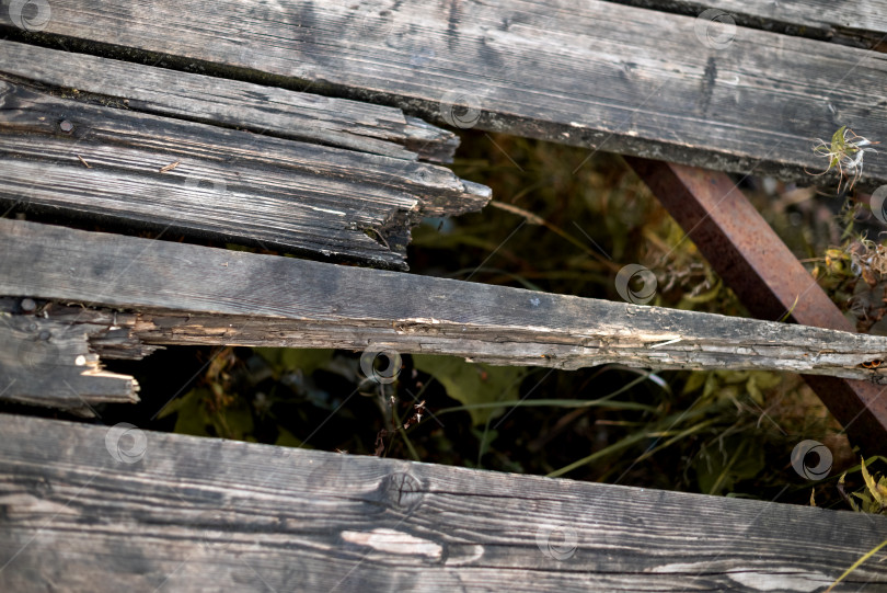 Скачать Сломанные выветренные деревянные доски, текстурированный гранжевый фон фотосток Ozero