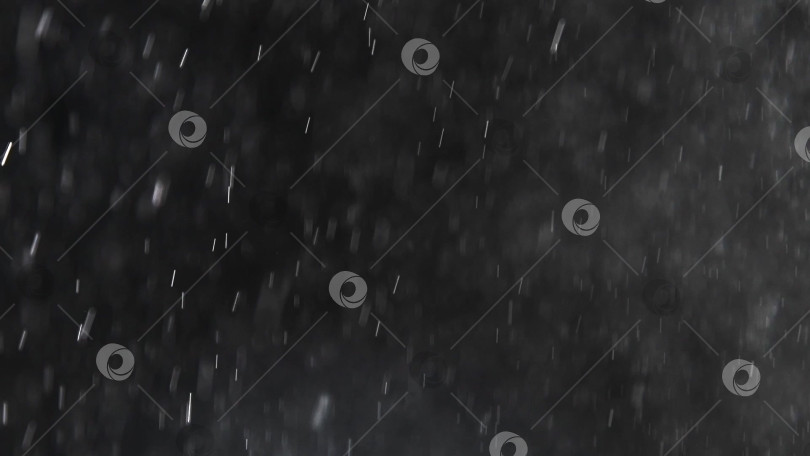 Скачать мелкие капли дождя, снега на черном фоне. ветер. Естественный фон фотосток Ozero