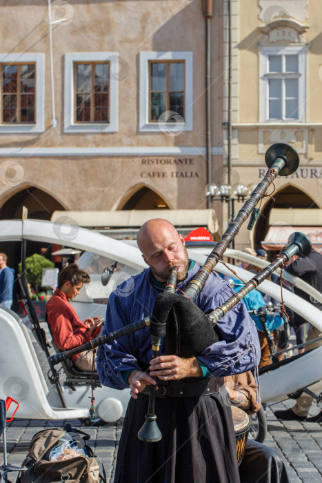Скачать Вертикальный снимок мужчины-музыканта, играющего на волынке на улицах Праги в Чешской Республике фотосток Ozero