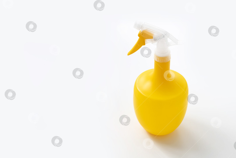 Скачать Желтый распылитель воды на белом фоне. Оборудование для домашнего садоводства фотосток Ozero