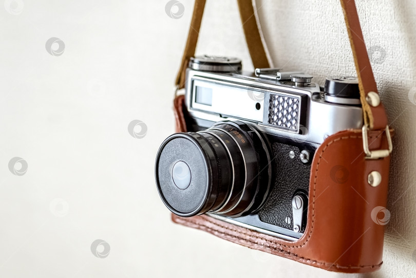 Скачать Старый винтажный пленочный зеркальный фотоаппарат в кожаном чехле фотосток Ozero