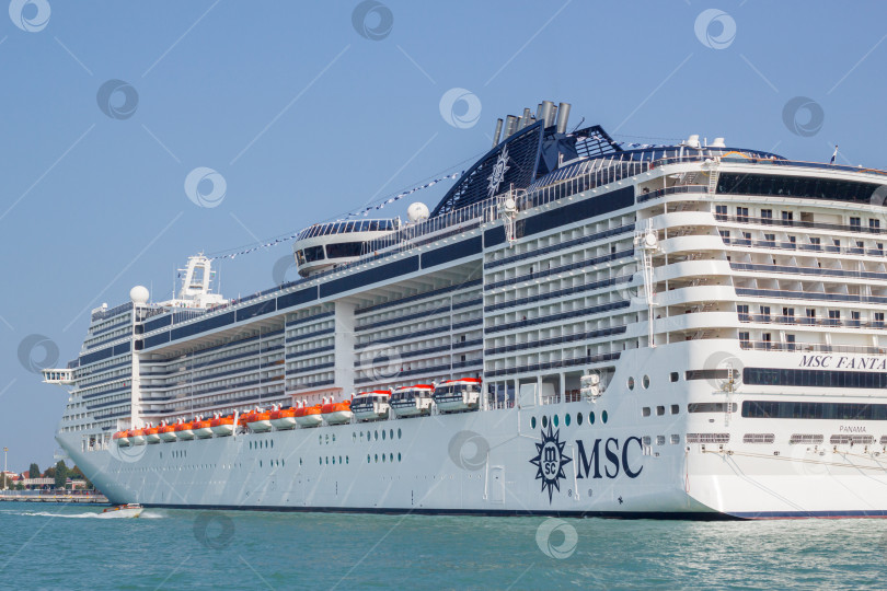 Скачать Круизный лайнер MSC Fantasia пришвартовался в Венецианской гавани фотосток Ozero