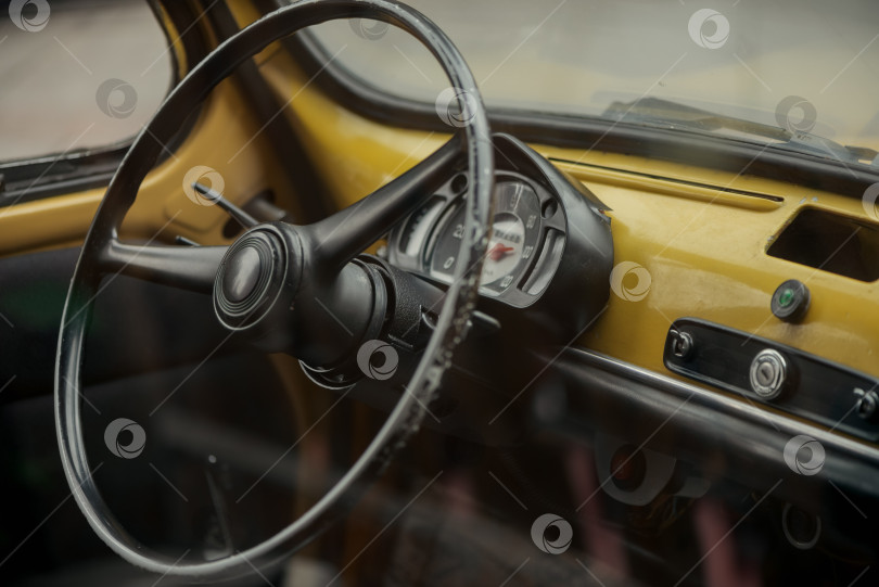 Скачать руль и панель управления старого желтого автомобиля фотосток Ozero