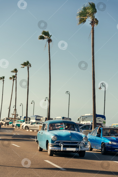 Скачать ретро-автомобиль проезжает по улице Гаваны фотосток Ozero
