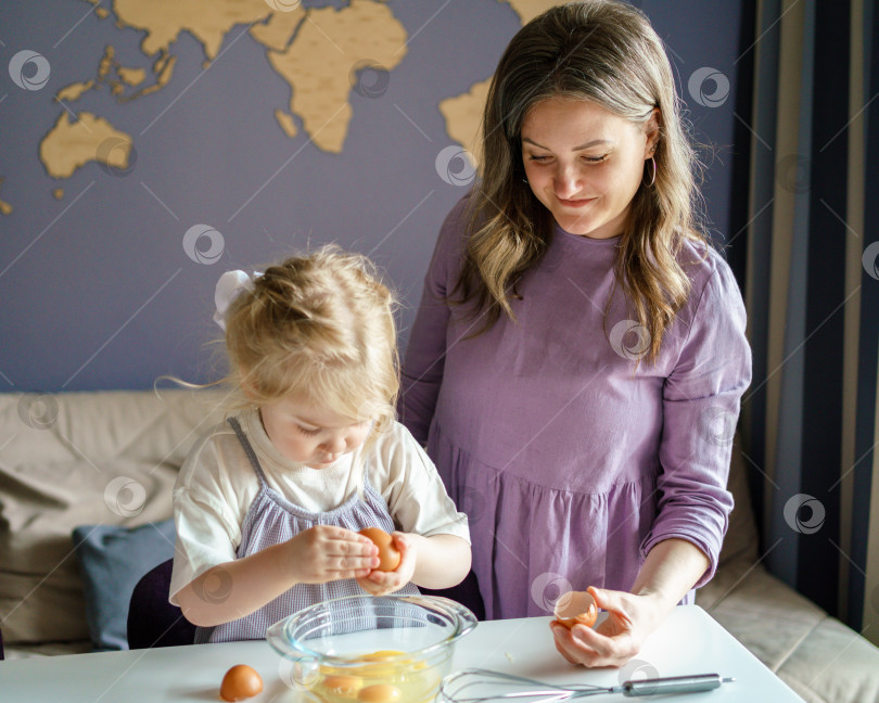 Скачать Мама учит маленького ребенка готовить, проводя время дома фотосток Ozero