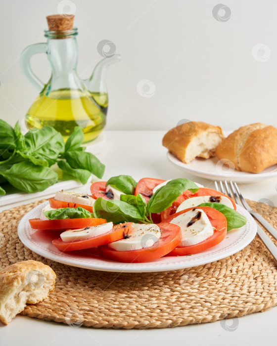 Скачать Итальянский салат капрезе с нарезанными помидорами и моцареллой. Средиземноморская кухня. Вкусная еда фотосток Ozero