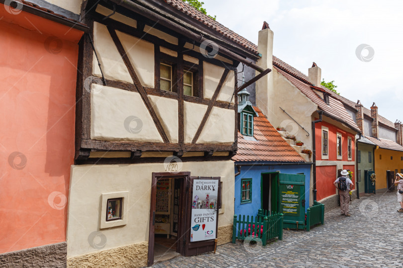 Скачать Золотой переулок в Пражском Граде с разноцветными домами в Праге, фотосток Ozero