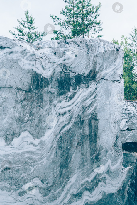 Скачать Карелия. Скальная поверхность из белого и серого мрамора в карьере nature blue marble. фотосток Ozero