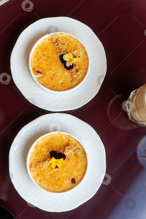 Скачать Классический десерт крем-брюле, подаваемый в кафе. Карамельно-ванильная корочка фотосток Ozero