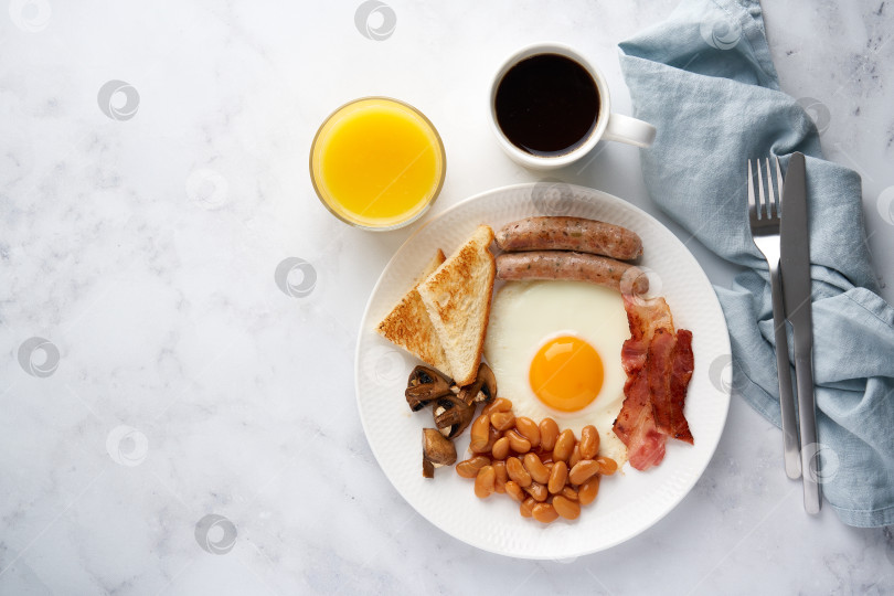 Скачать Традиционный ирландский завтрак. Яичница-глазунья, сосиски-гриль, грибы фотосток Ozero