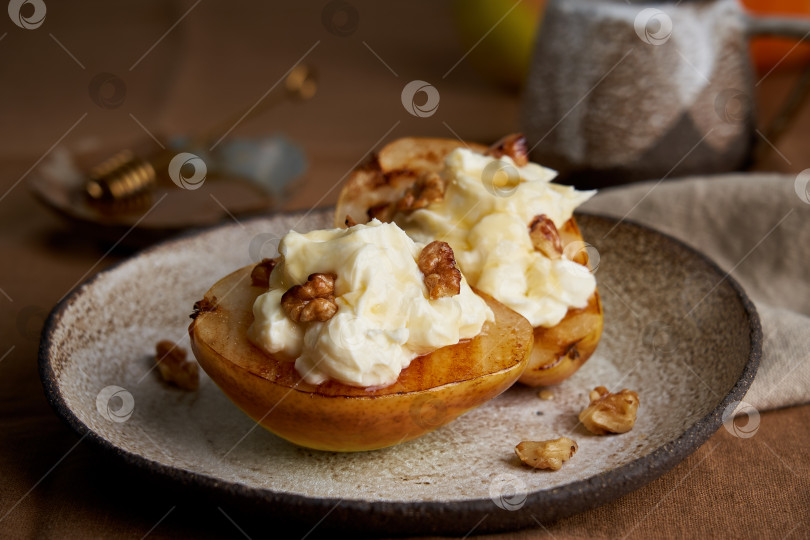 Скачать Восхитительный десерт. Груши на гриле со сливками и орехами. Кофе и мед на деревянном фоне фотосток Ozero