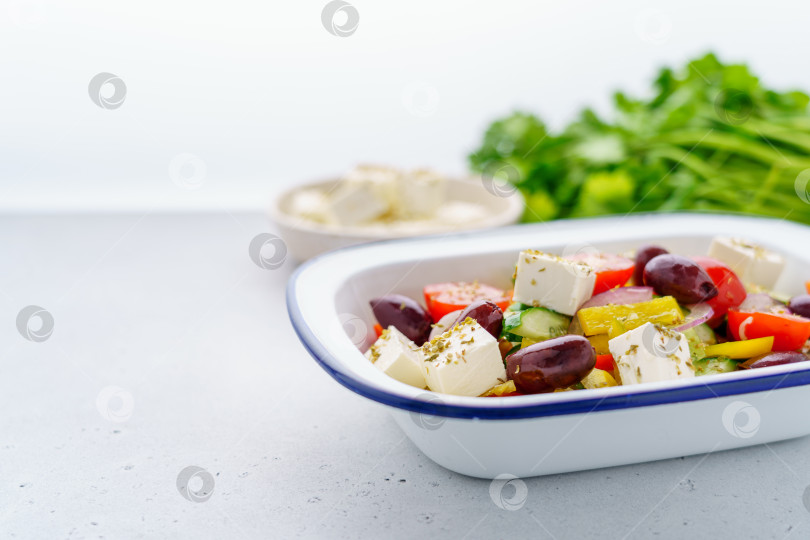 Скачать Питательный греческий салат со свежими разноцветными овощами. Средиземноморский обед "Хориатики" фотосток Ozero