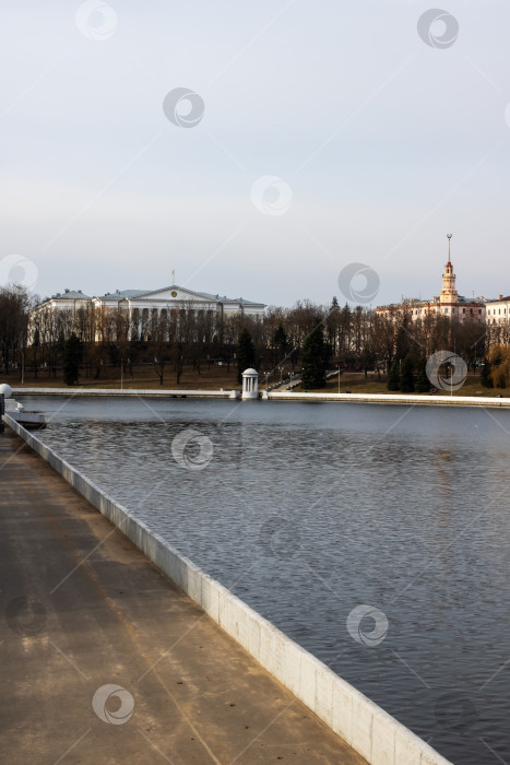 Скачать Беларусь, Минск - 24 марта 2023 года: Дома на берегу осенней реки фотосток Ozero