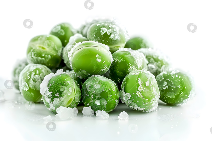 Скачать Замороженные бобы зеленого горошка, выделенные на белом фоне. Зеленый горошек с инеем, только что из морозилки. Замороженный зеленый горошек, собранный кучками на белой поверхности. Замороженный горошек с кристалликами льда, крупный план фотосток Ozero