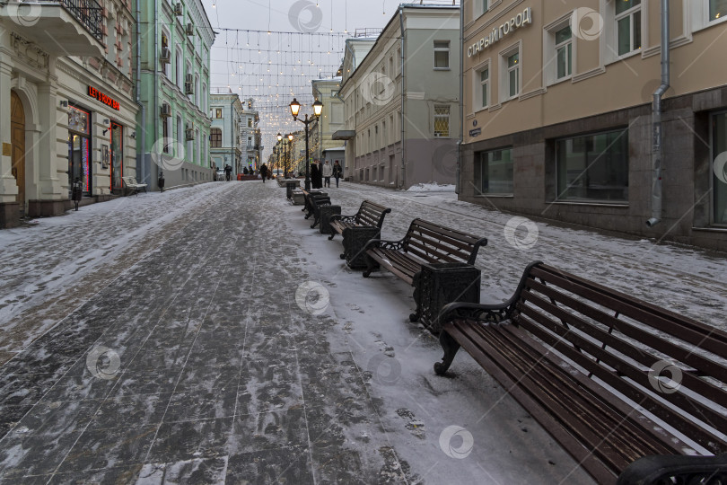 Скачать Пешеходная улица Кузнецкий мост в центре Москвы, Россия. фотосток Ozero