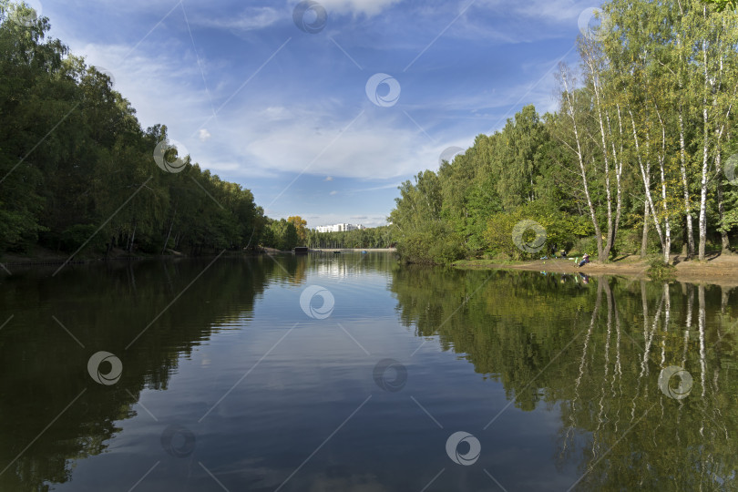 Скачать Берега отражаются в глади пруда. фотосток Ozero