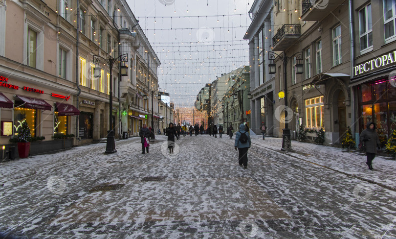 Скачать Пешеходная улица Кузнецкий мост в центре Москвы, Россия. фотосток Ozero