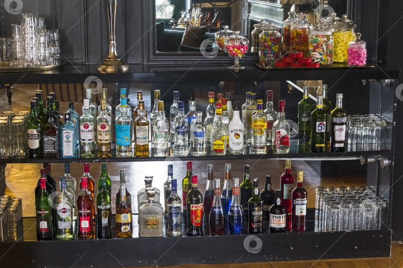 Скачать Спиртные напитки в баре. фотосток Ozero