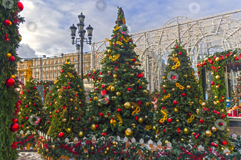 Скачать Рождественские елки на Манежной площади. Москва, Россия. фотосток Ozero
