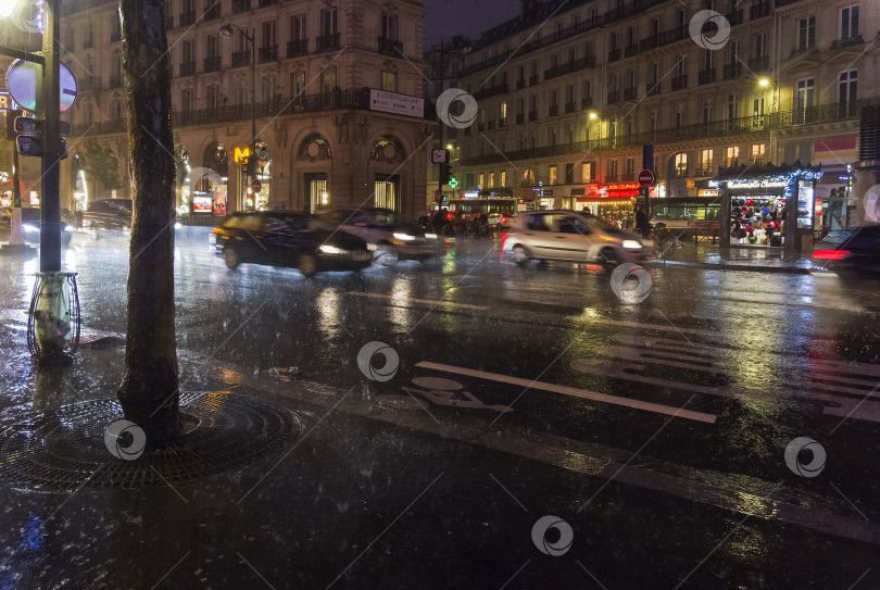 Скачать Сильный дождь в Париже. фотосток Ozero