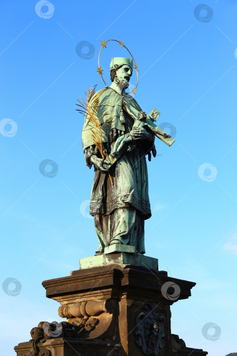Скачать Бронзовая статуя святого Иоанна Непомуцкого на Карловом мосту в Праге фотосток Ozero