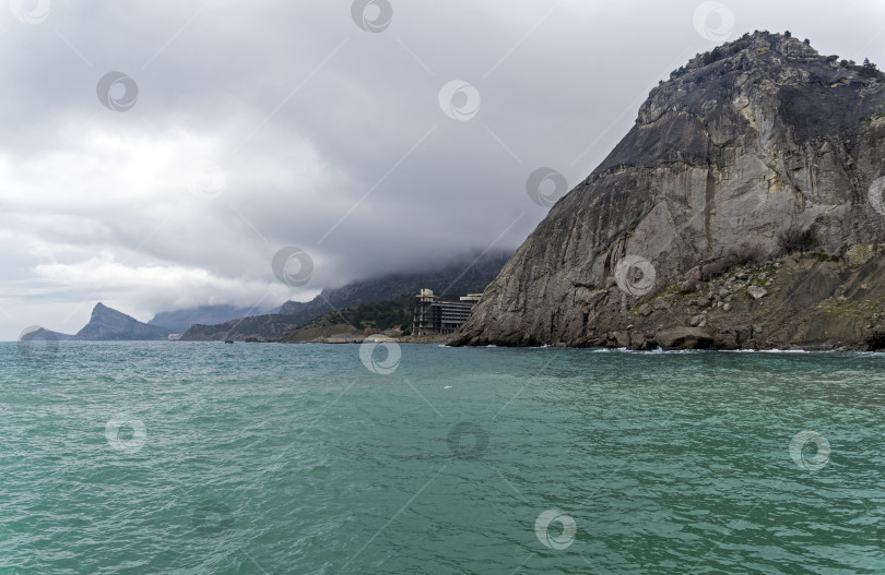 Скачать Побережье Черного моря в пасмурный день. Крым. фотосток Ozero