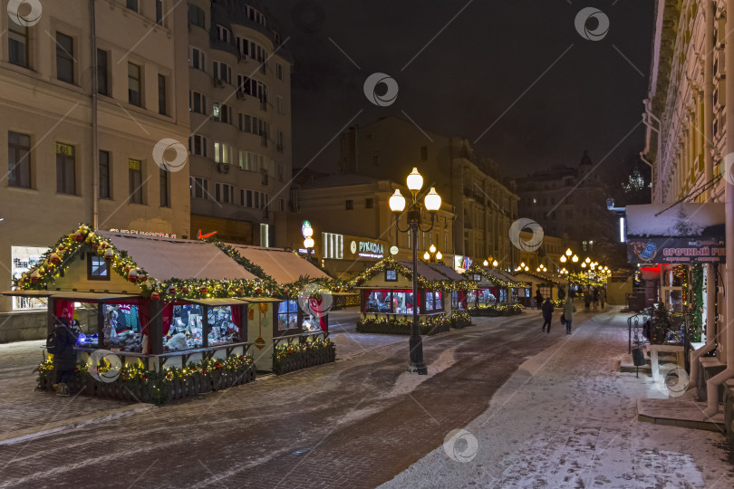 Скачать Киоски Рождественской ярмарки на Арбате. Москва, Россия. фотосток Ozero