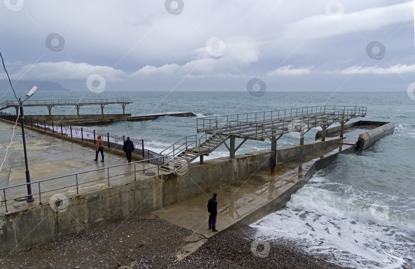 Скачать Побережье моря в плохую дождливую погоду. Крым. фотосток Ozero