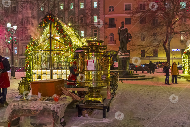 Скачать Большой медный самовар на Тверском бульваре, Москва, Россия. фотосток Ozero