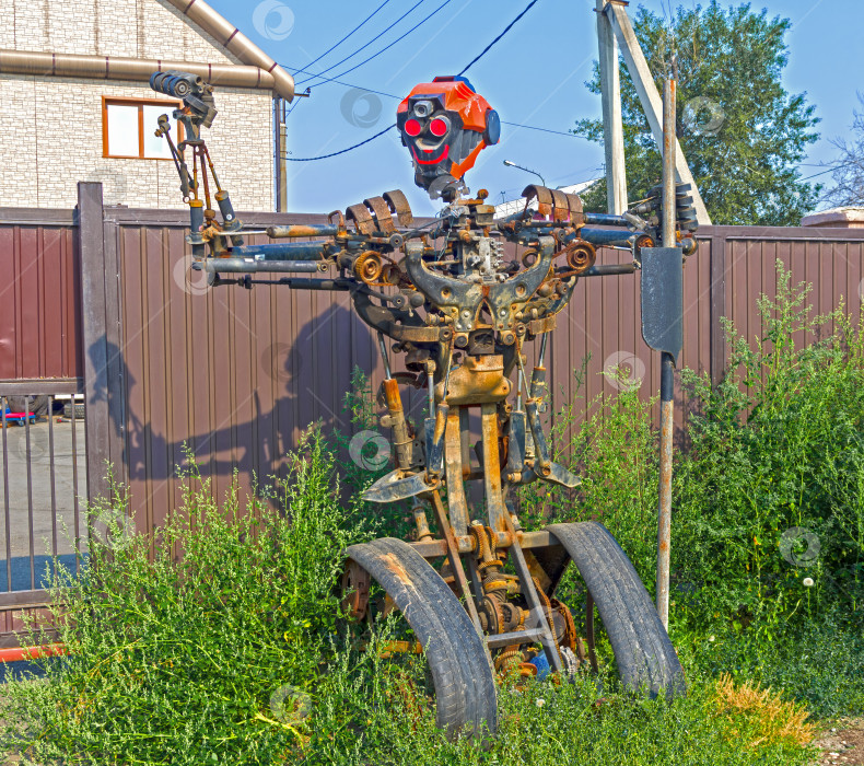 Скачать Фигурка робота, собранная из старых автозапчастей. фотосток Ozero