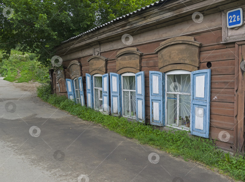 Скачать Старый бревенчатый дом, по самые окна вросший в землю. фотосток Ozero