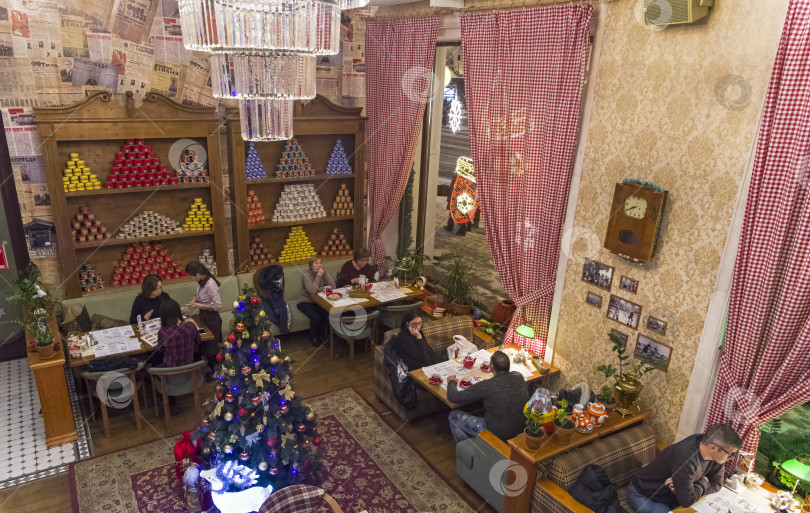 Скачать Интерьер кафе, стилизованный под старый советский уклад жизни. Москва, Россия фотосток Ozero
