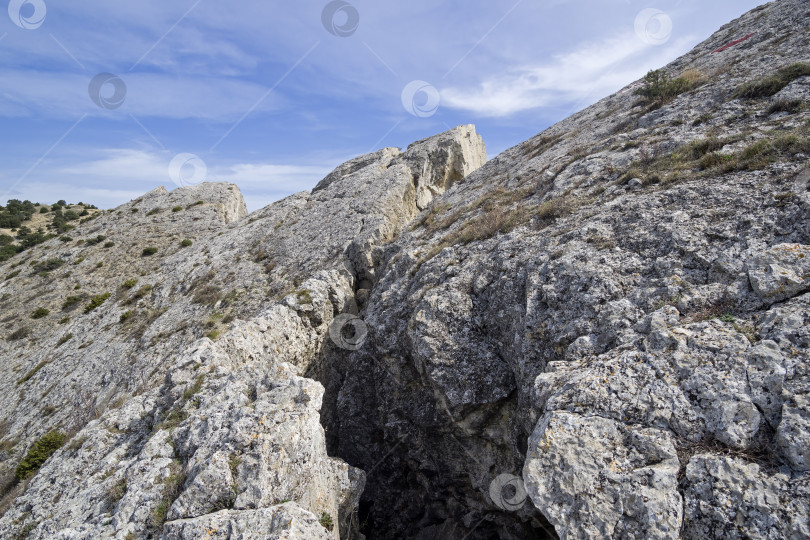 Скачать Глубокая трещина в скале. Крым фотосток Ozero