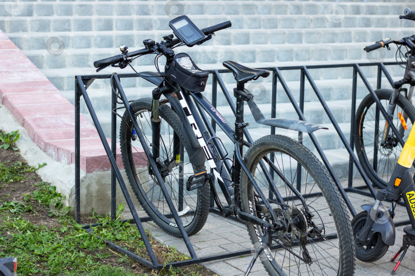 Скачать Беларусь, Минск - 20 сентября 2023 года: Велосипеды пристегнуты ремнями на велопарковке фотосток Ozero
