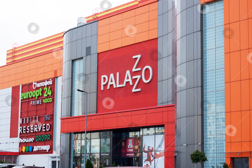 Скачать Беларусь, Минск - 06 октября 2023 года: Вход в торговый центр palazzo фотосток Ozero