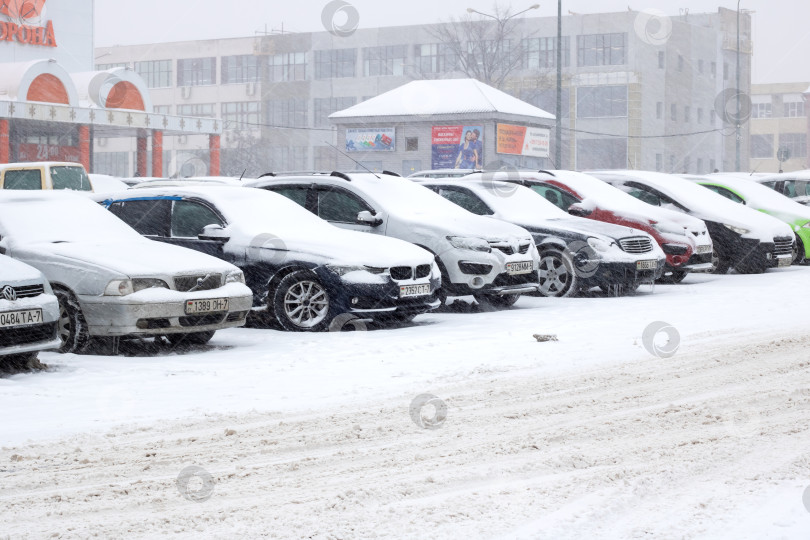 Скачать Беларусь, Минск - 29 ноября 2023 года: Автомобили в снегу во время снегопада фотосток Ozero